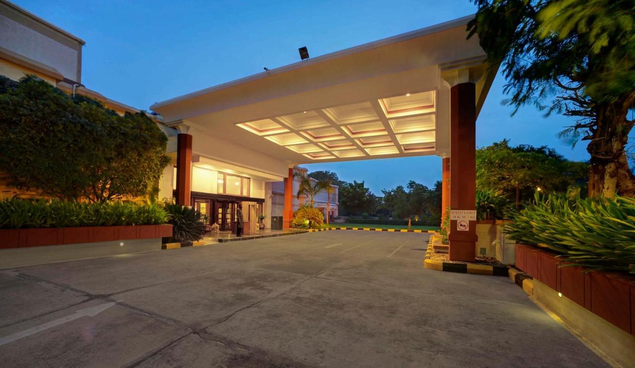 Hotel The Ummed Ahmedabad Airport Esterno foto