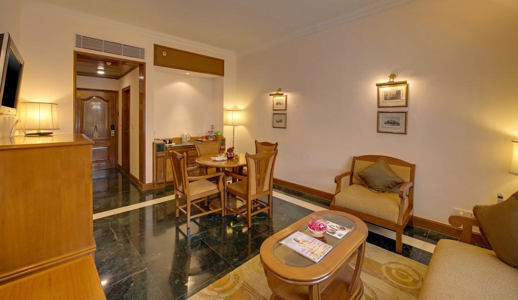 Hotel The Ummed Ahmedabad Airport Esterno foto