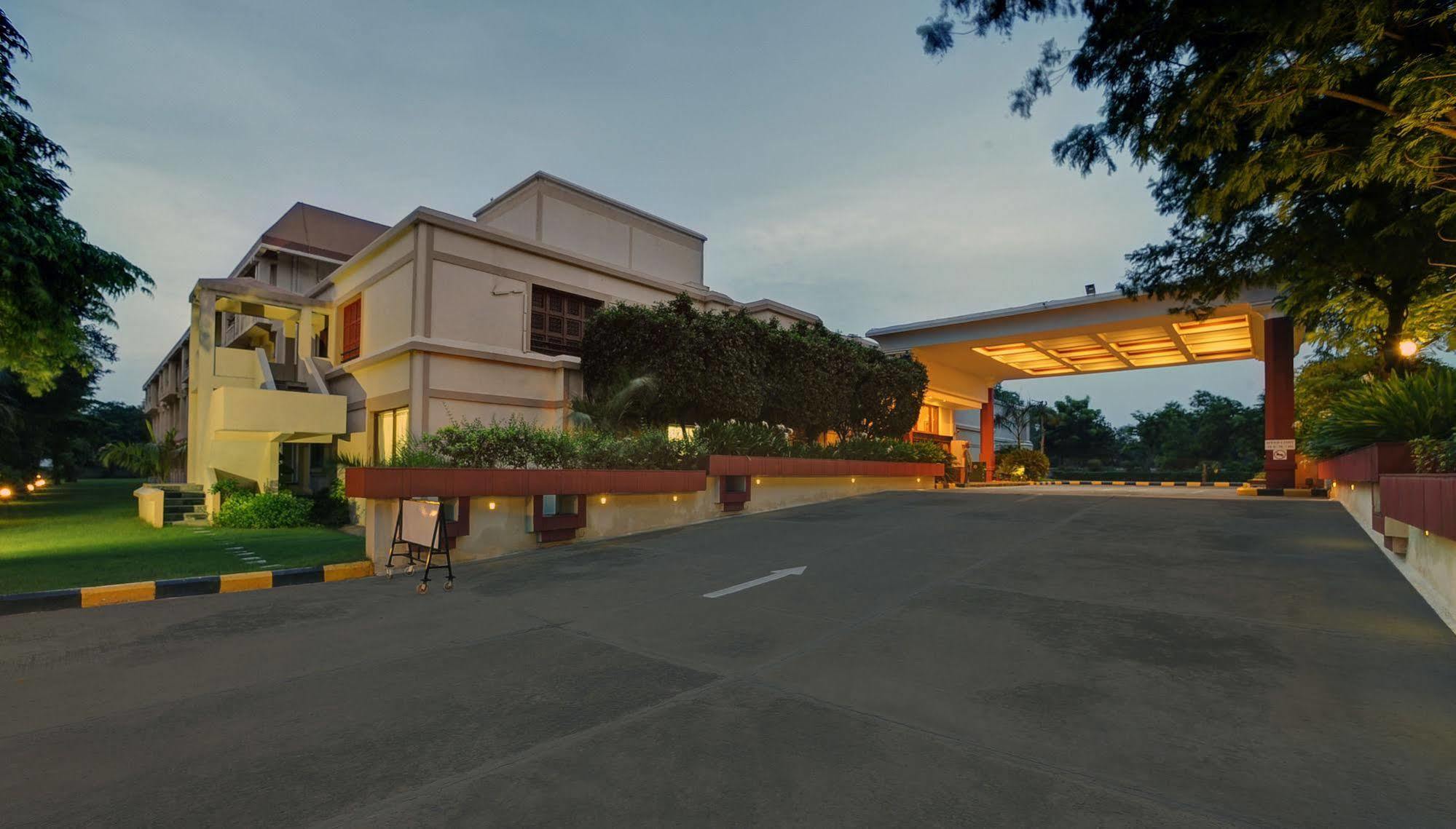 Hotel The Ummed Ahmedabad Airport Esterno foto