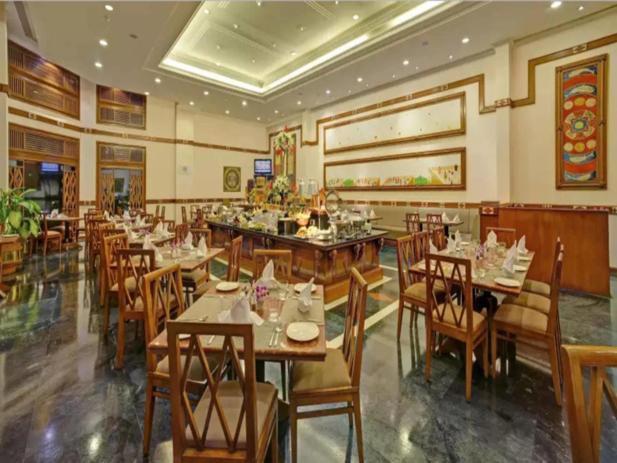 Hotel The Ummed Ahmedabad Airport Esterno foto