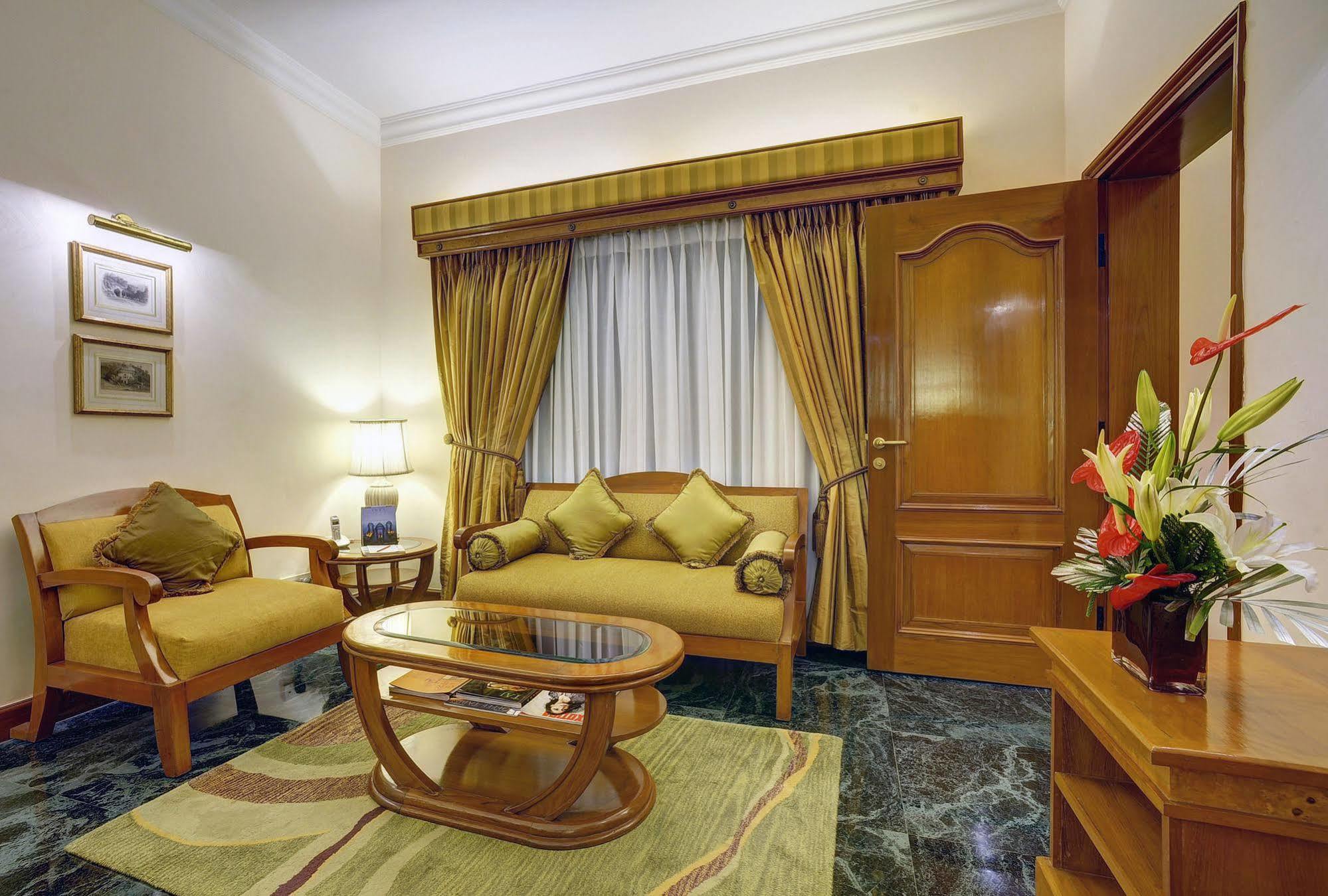 Hotel The Ummed Ahmedabad Airport Esterno foto