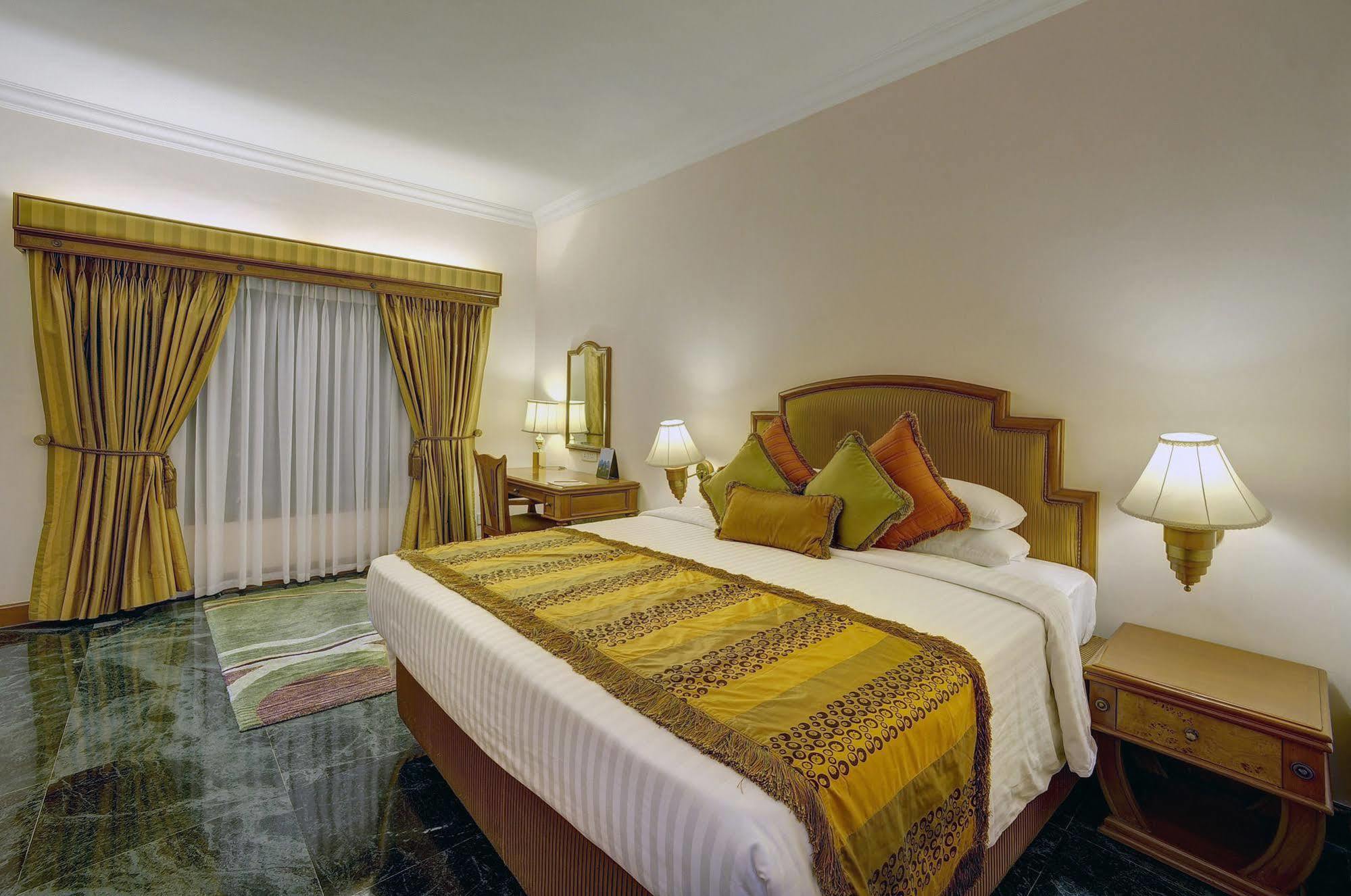 Hotel The Ummed Ahmedabad Airport Esterno foto