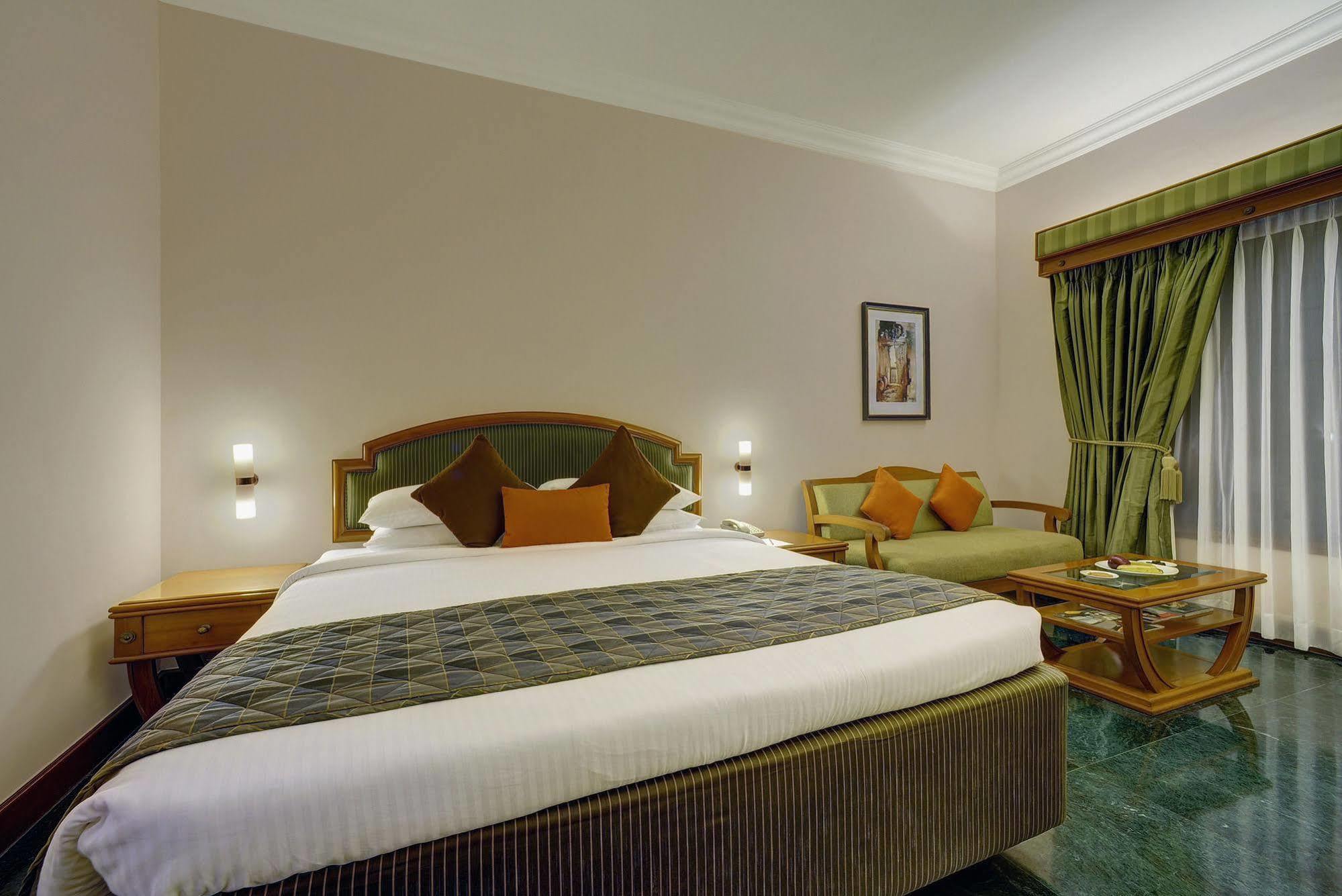 Hotel The Ummed Ahmedabad Airport Esterno foto