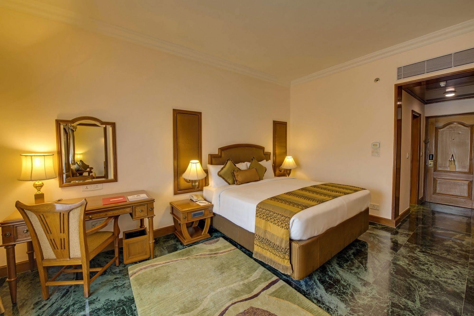Hotel The Ummed Ahmedabad Airport Esterno foto