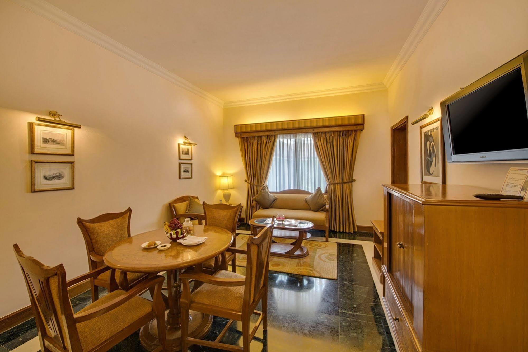 Hotel The Ummed Ahmedabad Airport Esterno foto
