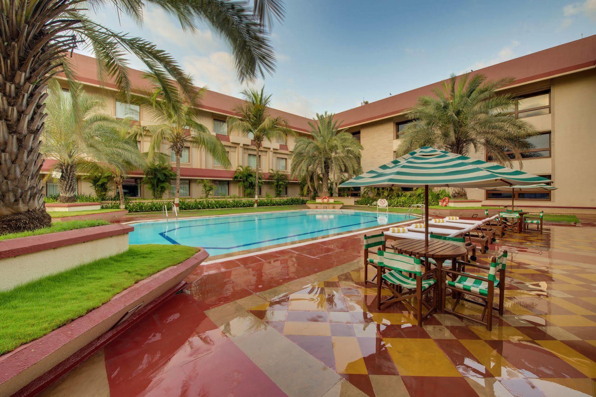 Hotel The Ummed Ahmedabad Airport Esterno foto