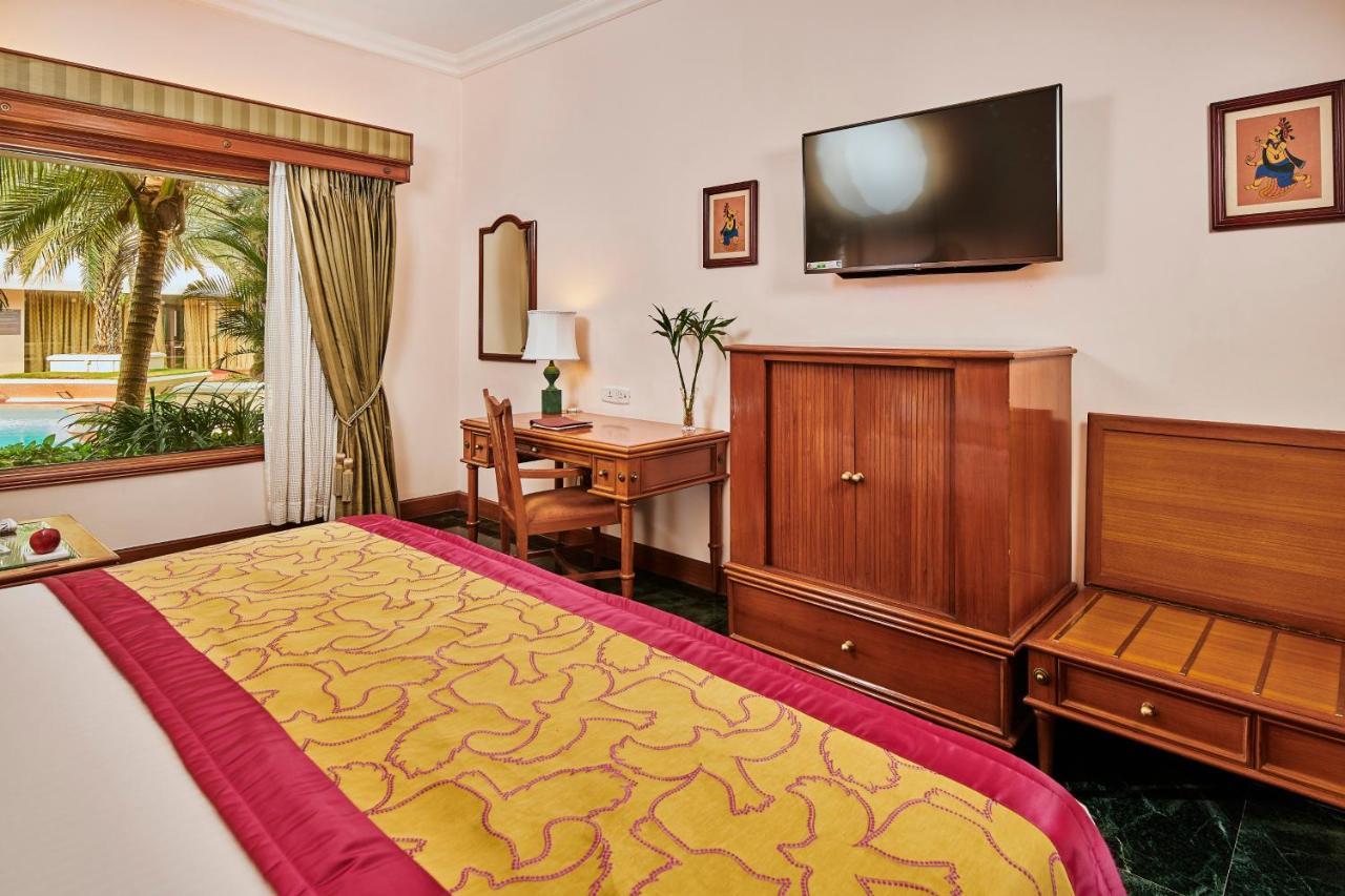 Hotel The Ummed Ahmedabad Airport Esterno foto