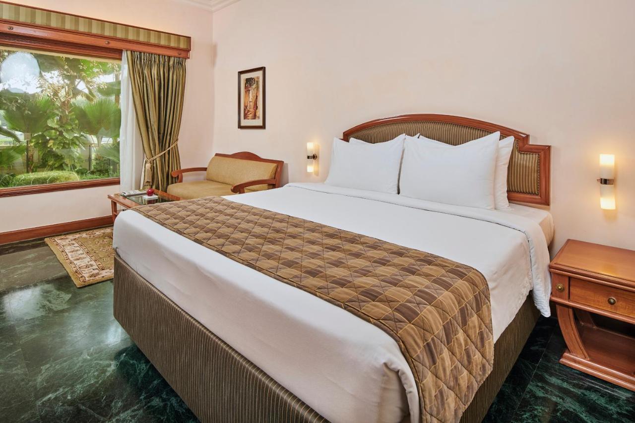 Hotel The Ummed Ahmedabad Airport Esterno foto
