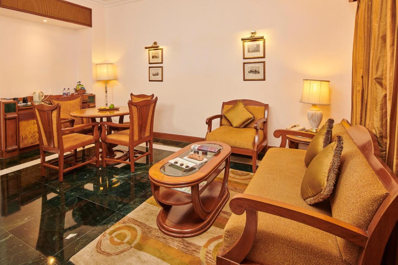Hotel The Ummed Ahmedabad Airport Esterno foto