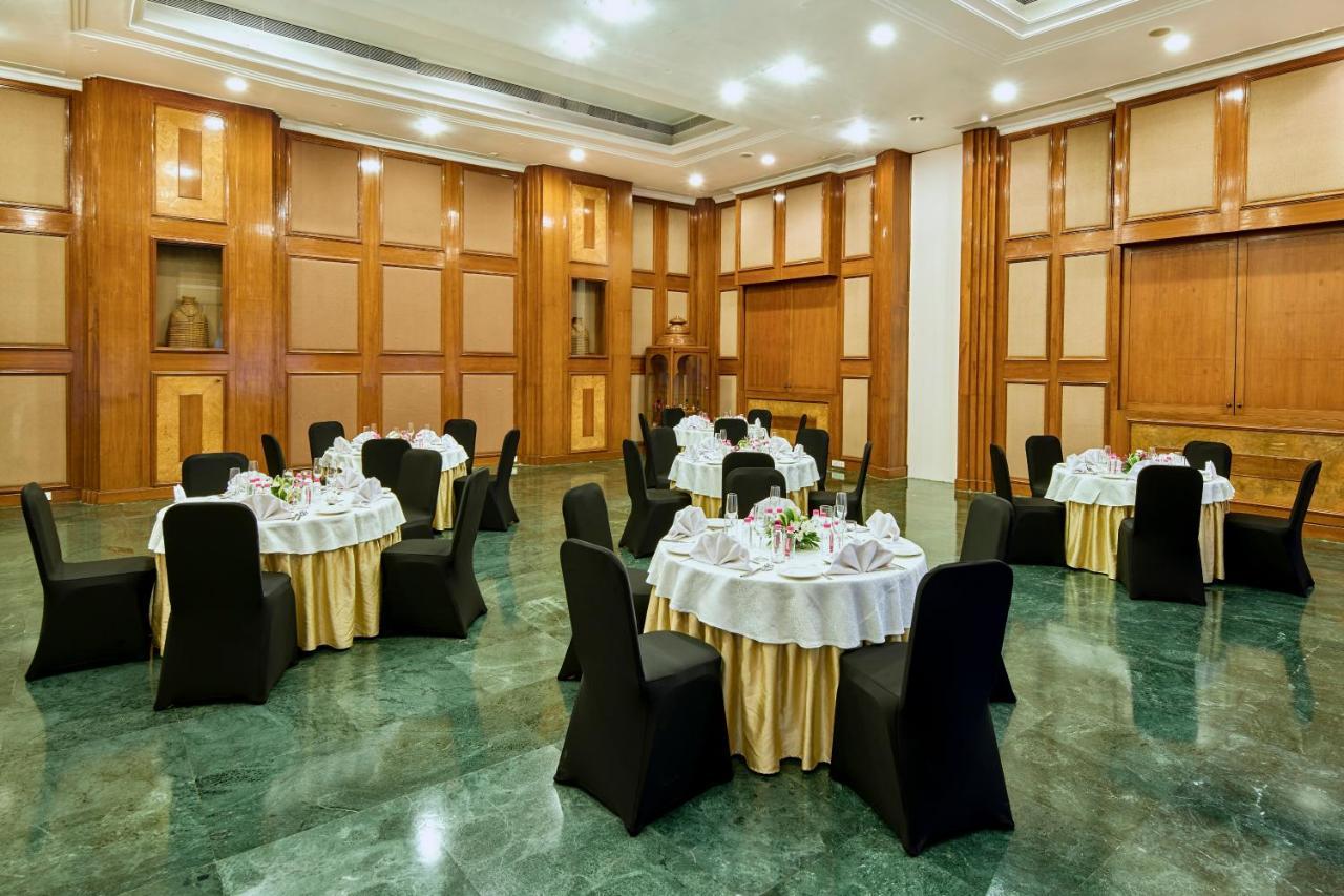 Hotel The Ummed Ahmedabad Airport Esterno foto