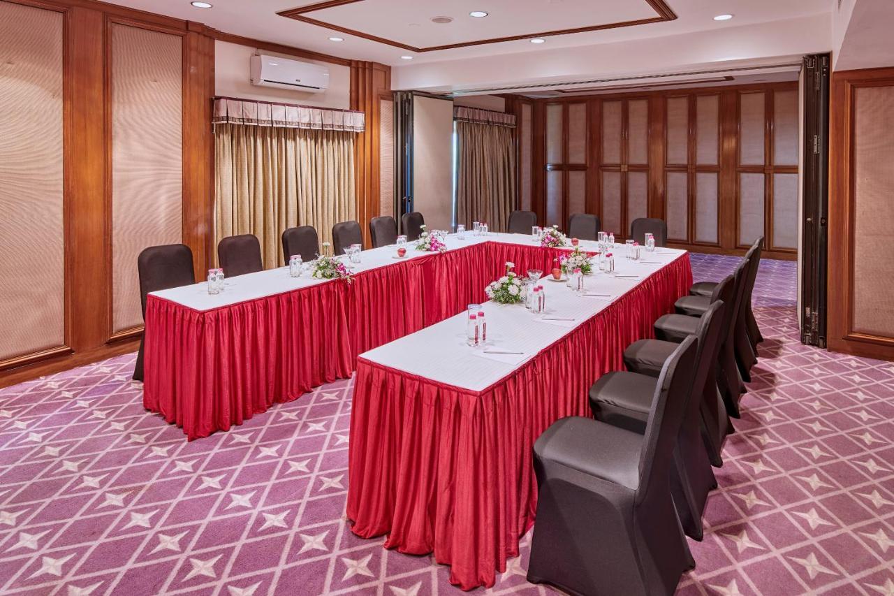 Hotel The Ummed Ahmedabad Airport Esterno foto