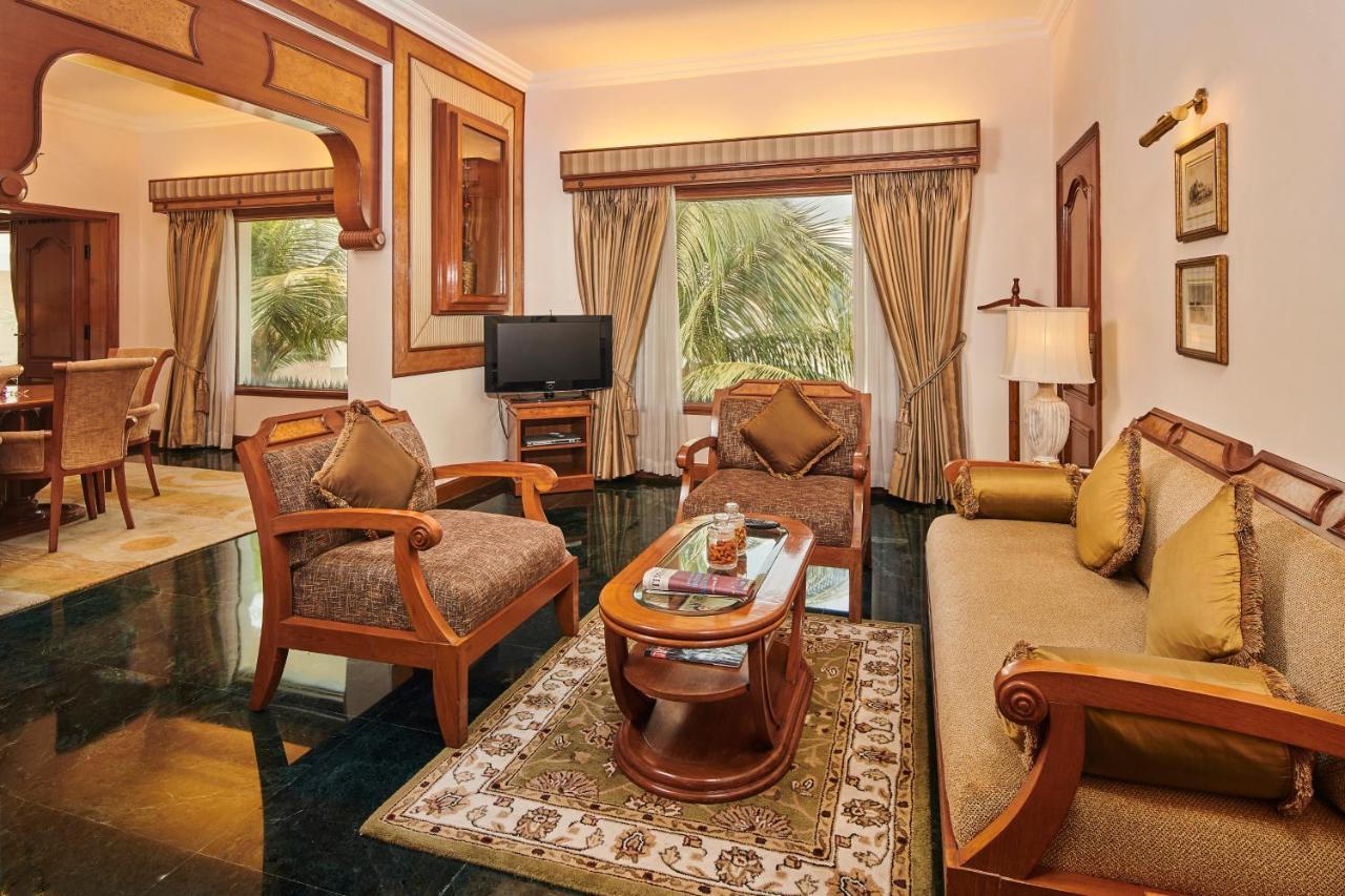 Hotel The Ummed Ahmedabad Airport Esterno foto