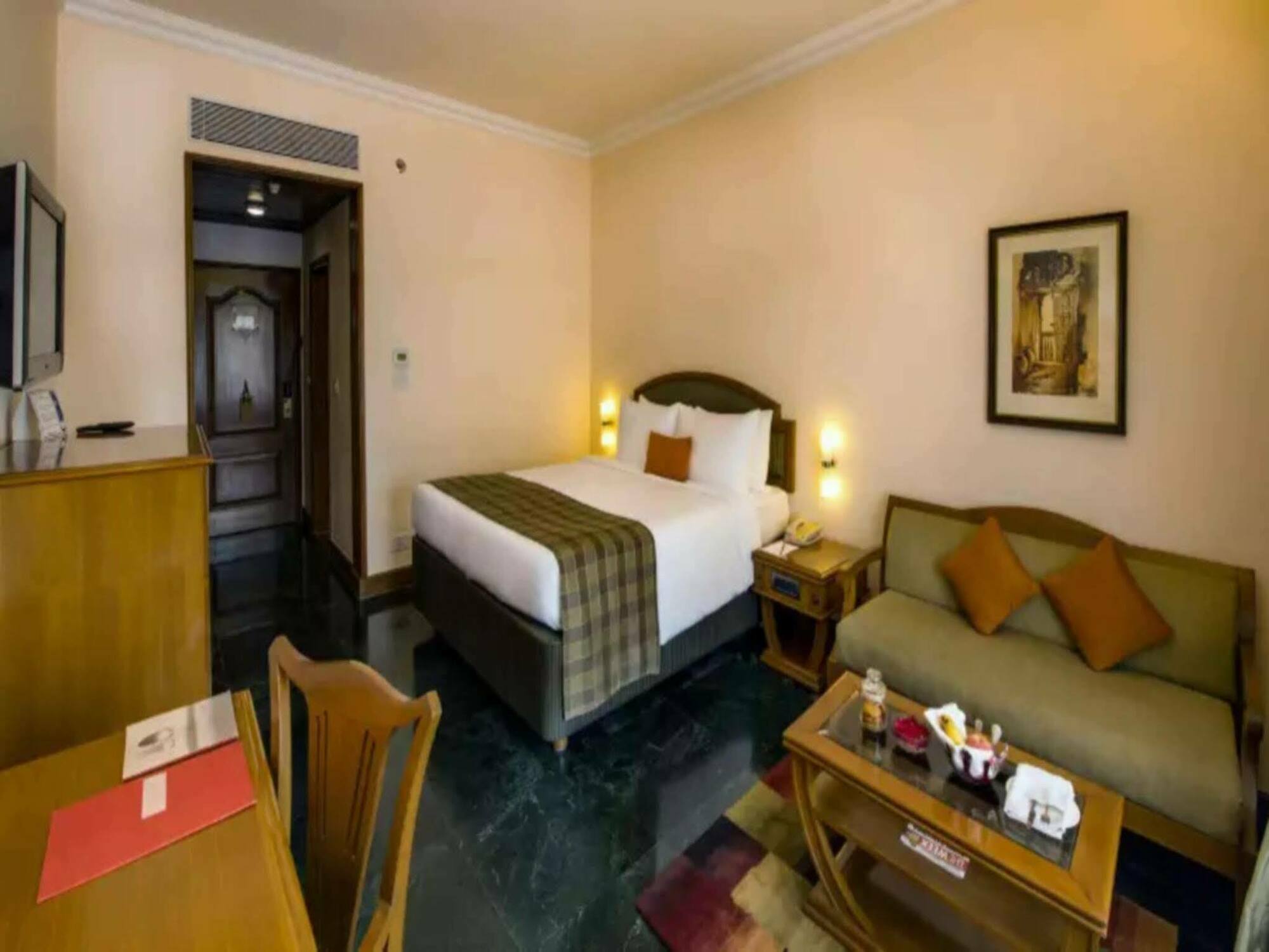 Hotel The Ummed Ahmedabad Airport Esterno foto